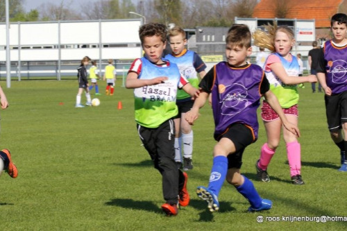 Voetballende kinderen.