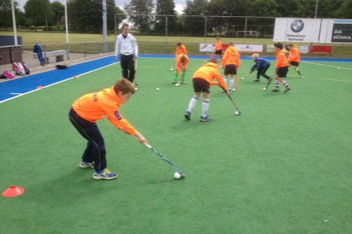 Hockey spelende kinderen