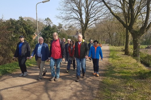 Deelnemers gezondheidswandeling aan de wandel. 