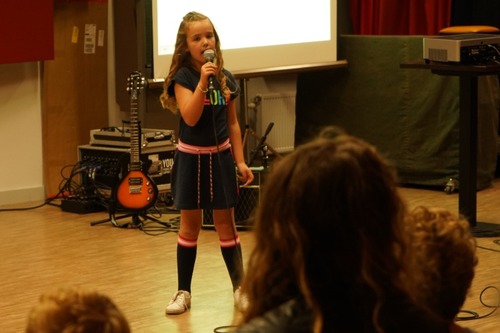 Veerle zong het nummer Haai van Kinderen voor Kinderen